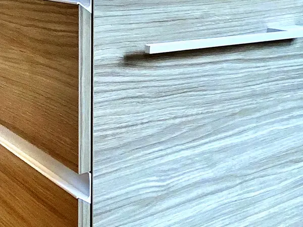 Waschtischfronten in Holzoptik mit Griffleiste – Badsanierung, Kärnten
