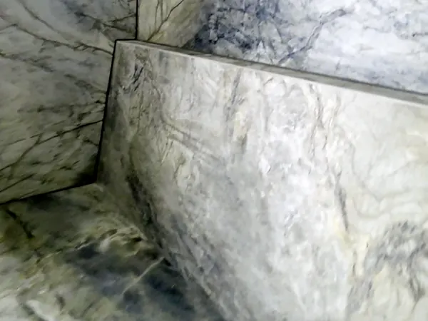 Geflieste Sitzbank in Marmoroptik in der Dusche – Badsanierung, Kärnten