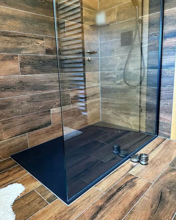 Walk-in-Dusche mit Glaswand und Fliesen in Holzoptik – Badsanierung, Kärnten