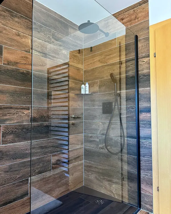 Dusche mit Glaswand und Fliesen in Holzoptik – Badsanierung, Kärnten