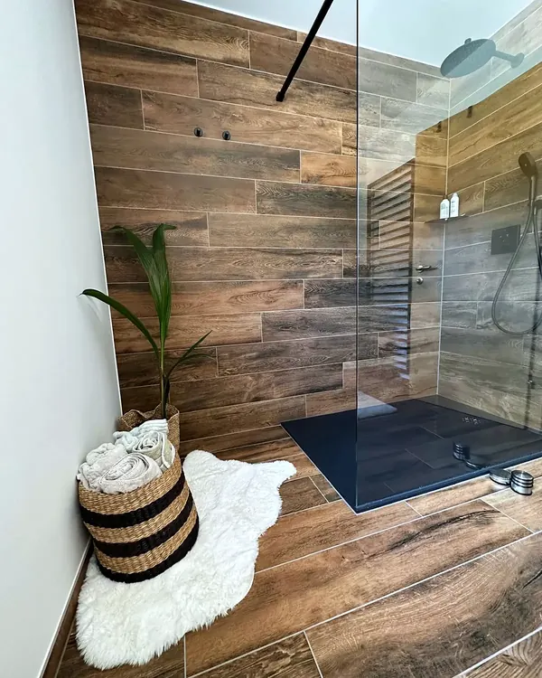 Walk-in-Dusche mit Fliesen in Holzoptik – Badsanierung, Kärnten