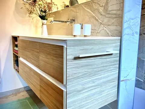 Schwebender Waschtisch in Holzoptik, auf Maß gefertigt